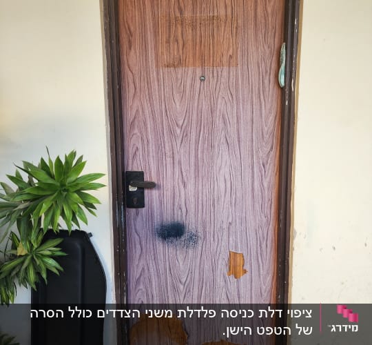 דלת עץ עם קילופים וכתם צבע שחור